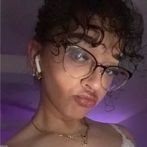 Meet your Posher, Camille